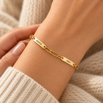 Pulseira de Elos com dois nomes dourada no pulso