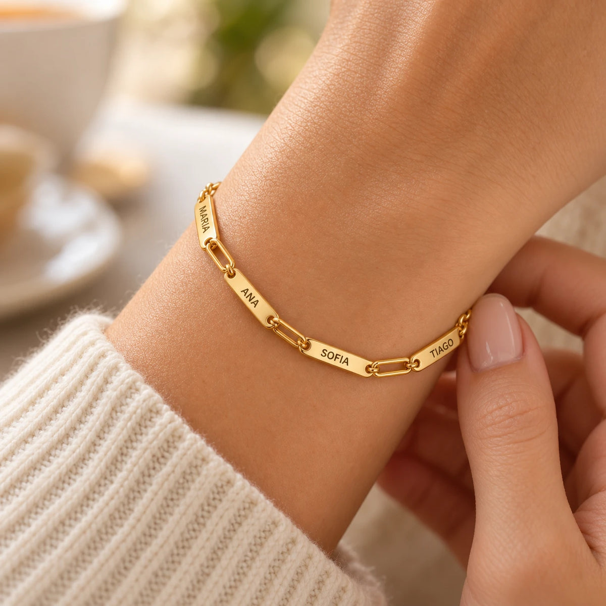 Pulseira de Elos com quatro nomes dourada no pulso