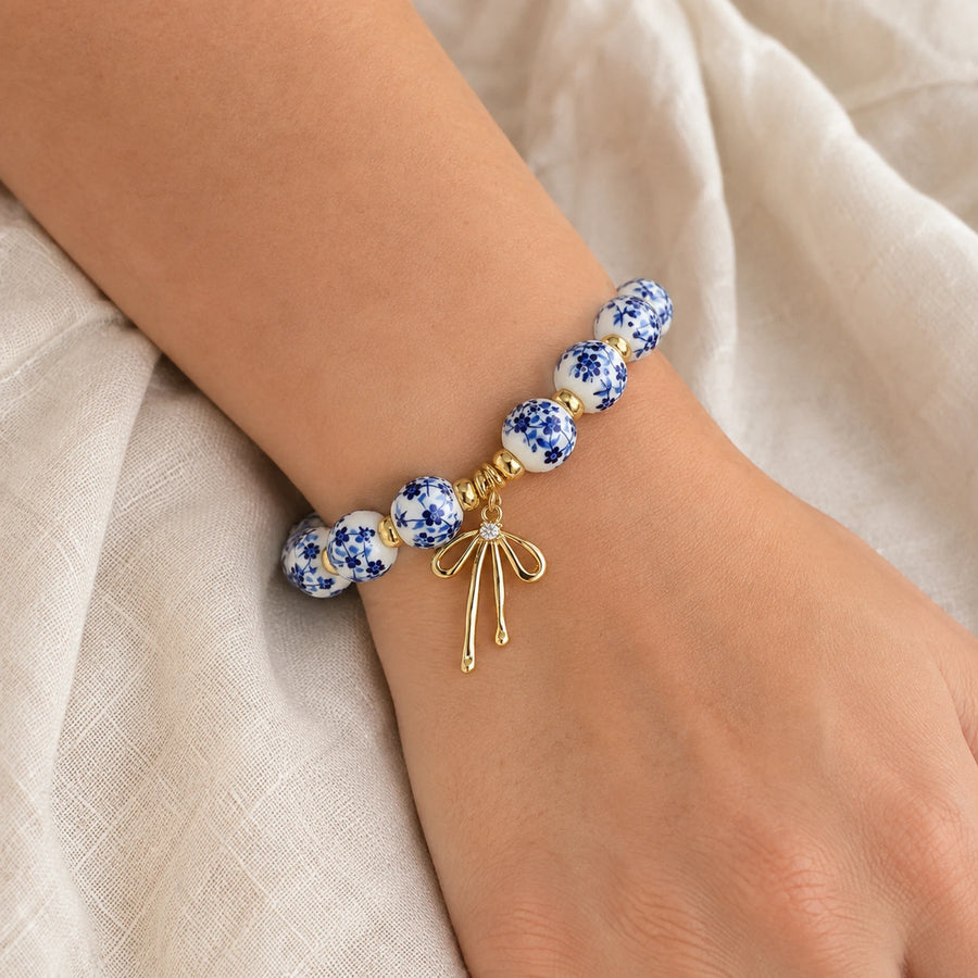 Pulseira Laço Azulejo em uso no pulso