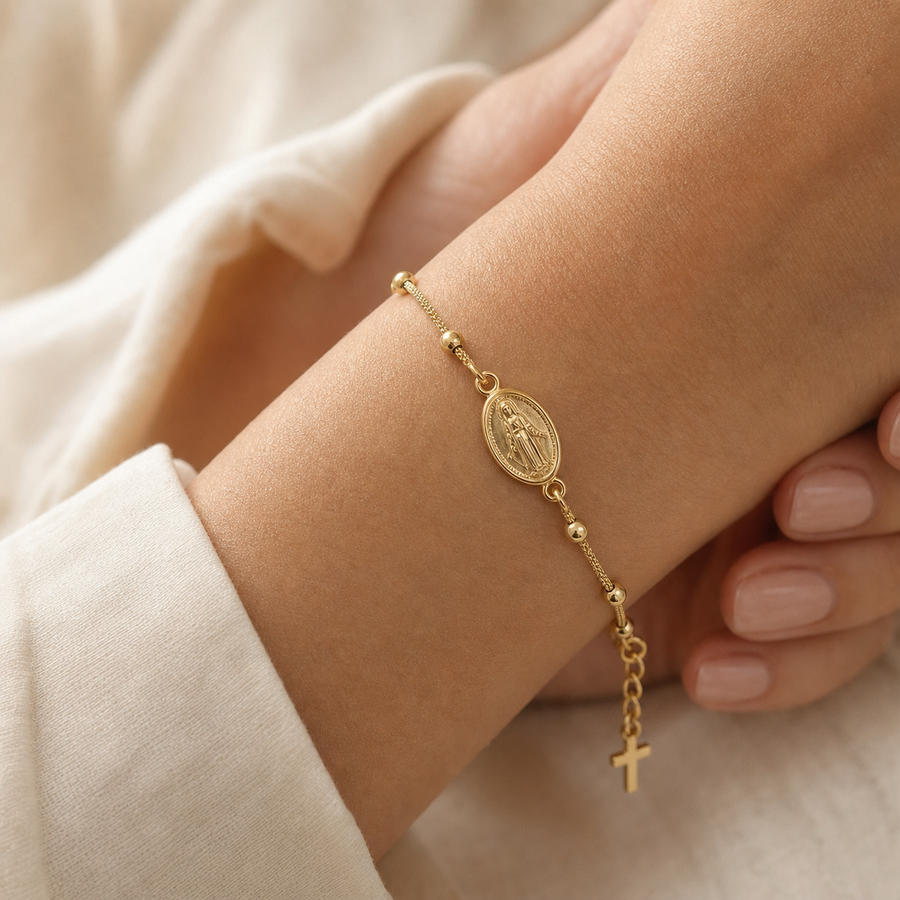 Pulseira Medalha Milagrosa com Contas Dourado no pulso