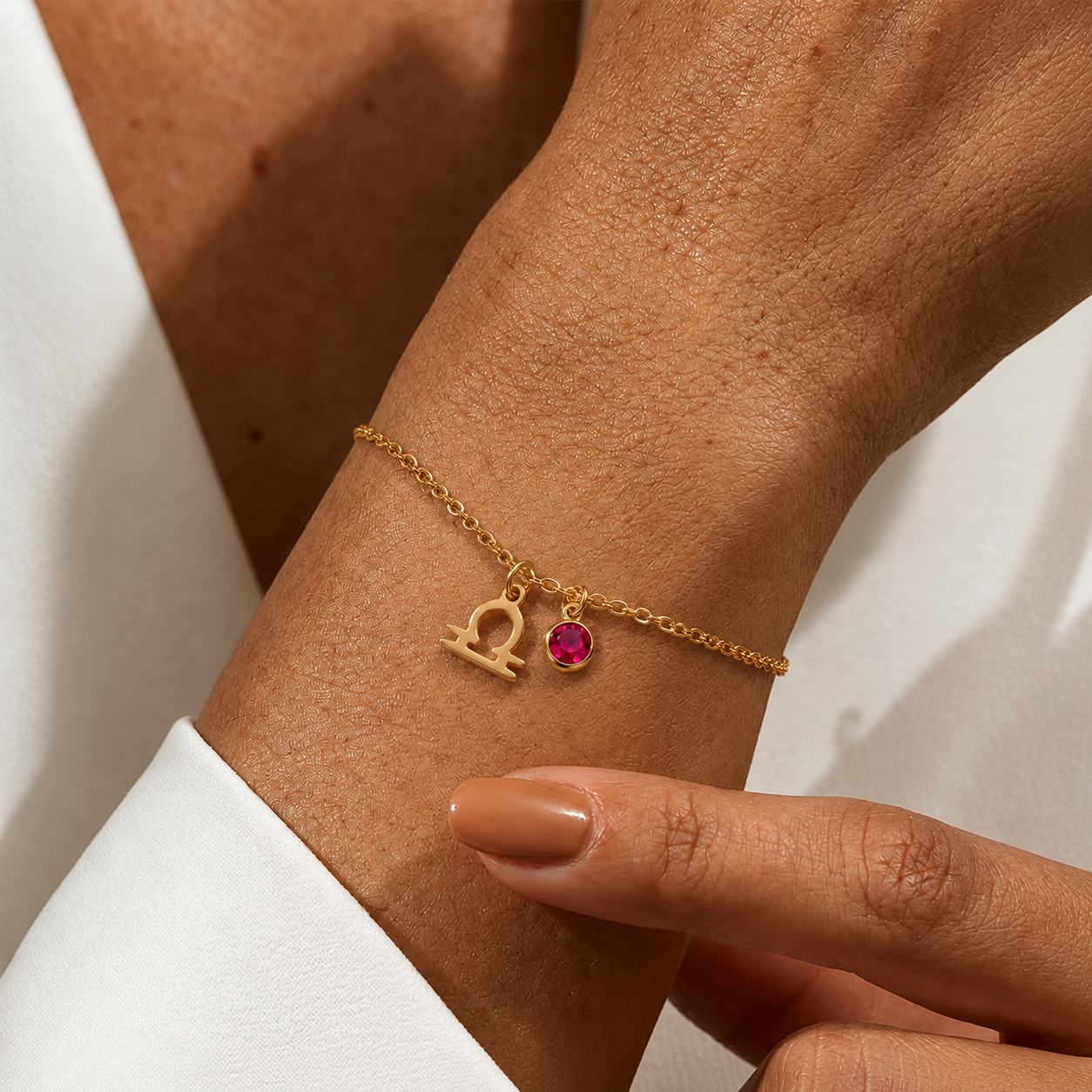 Pulseira Nome e Pedra de Nascimento dourada no pulso