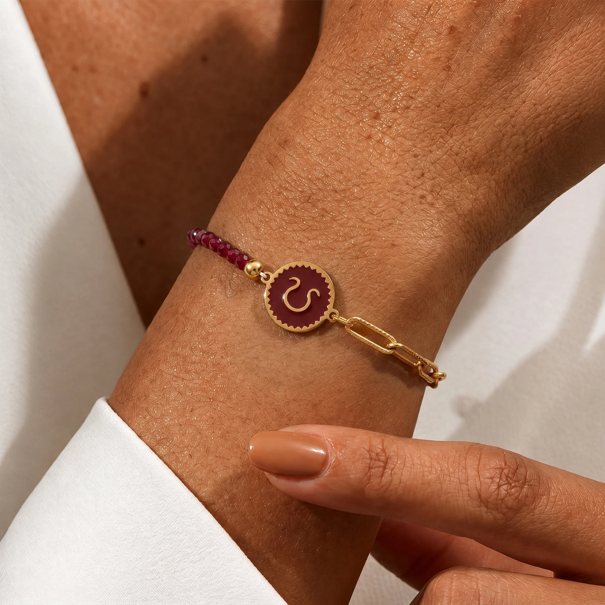 Pulseira signo com pedras naturais no pulso
