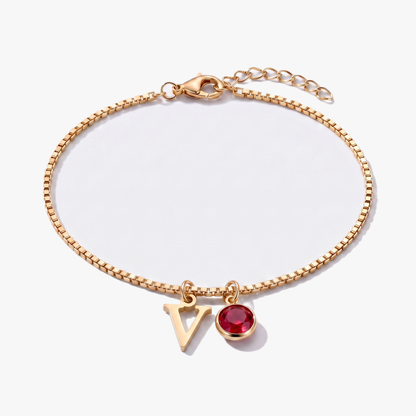 Pulseira letra V dourada com pedra de nascimento Janeiro — Granada